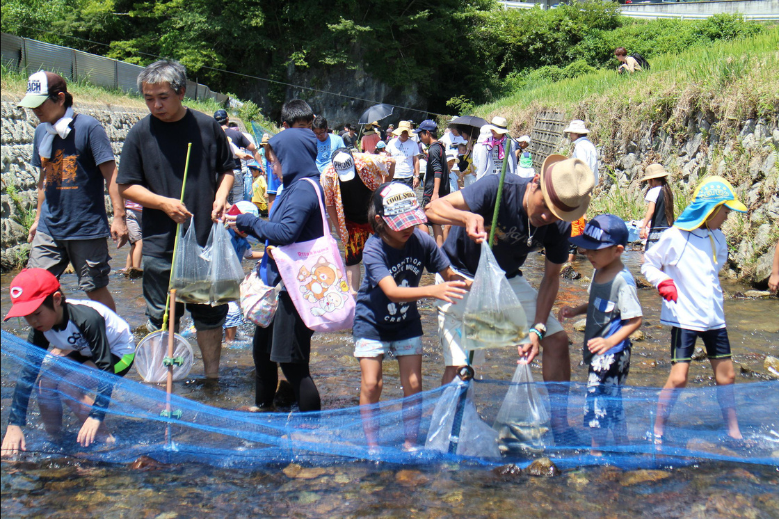 魚のつかみ捕り体験